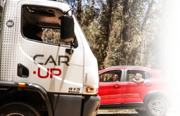 empleado de car up cambiando un neumático de un auto